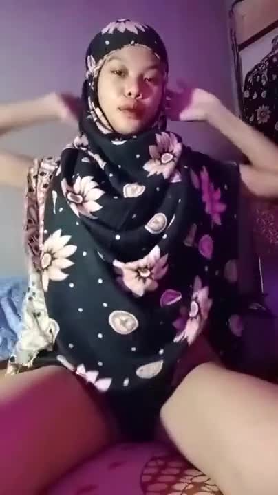 Anggi_Jilbab_bunga_colmek_pake_dildo_pink_dan_botol_1 1 e6lc2h61je8i
